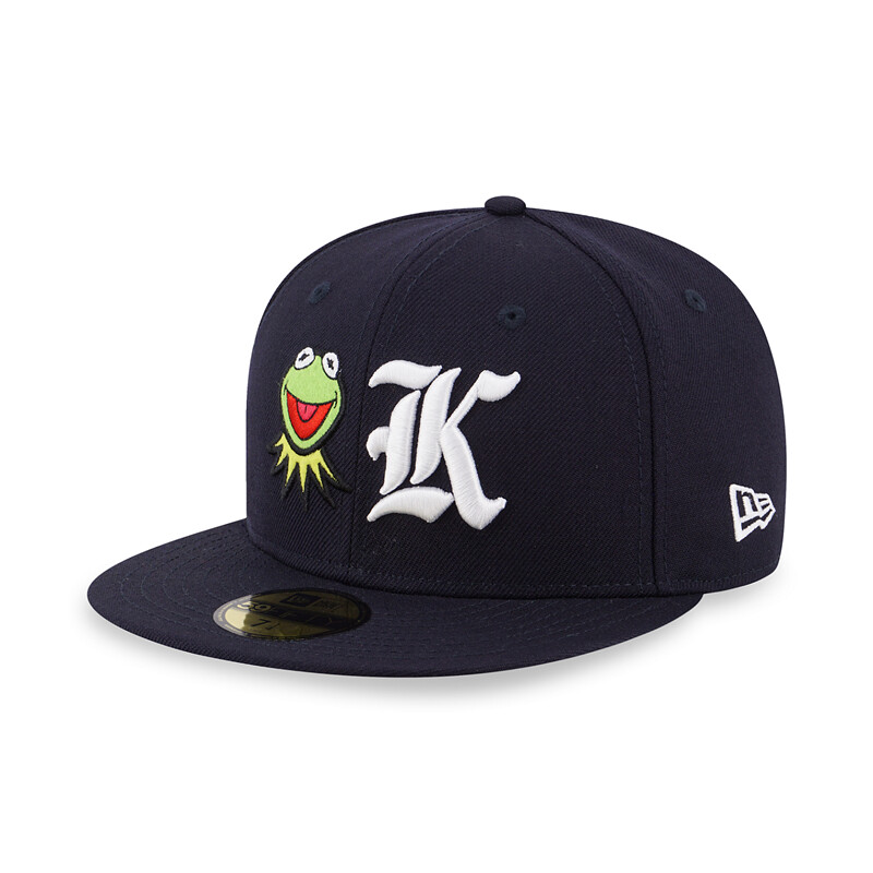 New Era × 科米蛙 攜手推出多種聯名帽款!托腮傻笑的科米蛙太可愛