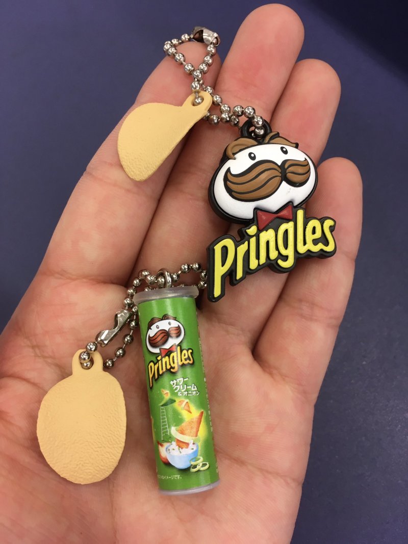 BANDAI推出「品客洋芋片迷你吊飾」轉蛋 招牌翹鬍子LOGO與經典口味開轉囉~