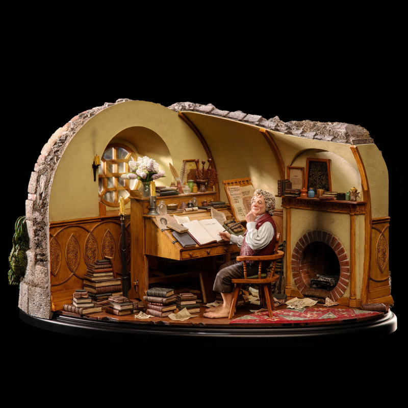 WETA《魔戒》在袋底洞的比爾博·巴金斯（Bilbo Baggins in Bag End）1/6 比例收藏雕像 超細緻再現書房內的豐富物件！