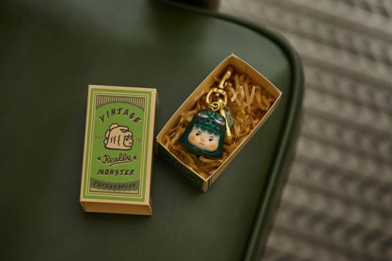 TOYZEROPLUS × AAAZ「PP BABY 復古掛飾(寶石綠版本)」復古火柴盒樣式包裝盒也超讚!