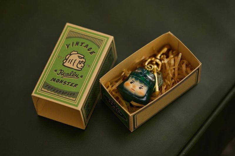 TOYZEROPLUS × AAAZ「PP BABY 復古掛飾(寶石綠版本)」復古火柴盒樣式包裝盒也超讚!