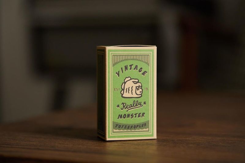 TOYZEROPLUS × AAAZ「PP BABY 復古掛飾(寶石綠版本)」復古火柴盒樣式包裝盒也超讚!