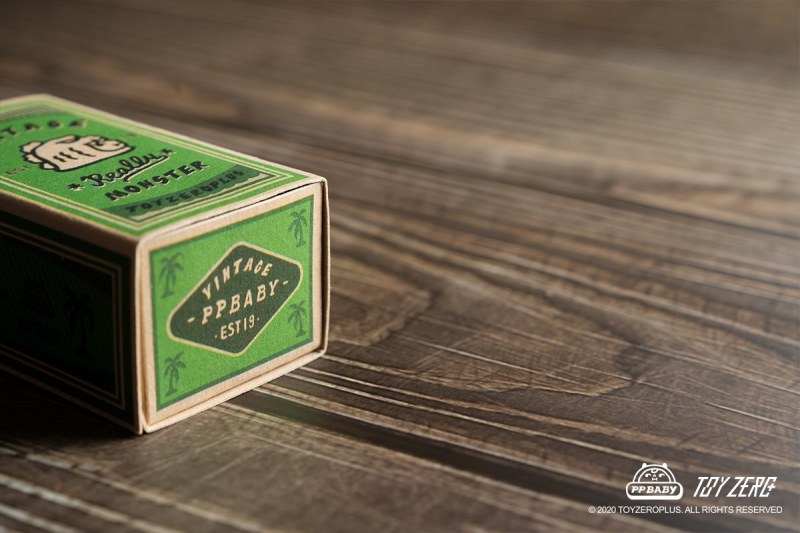 TOYZEROPLUS × AAAZ「PP BABY 復古掛飾(寶石綠版本)」復古火柴盒樣式包裝盒也超讚!