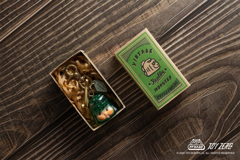 TOYZEROPLUS × AAAZ「PP BABY 復古掛飾(寶石綠版本)」復古火柴盒樣式包裝盒也超讚!