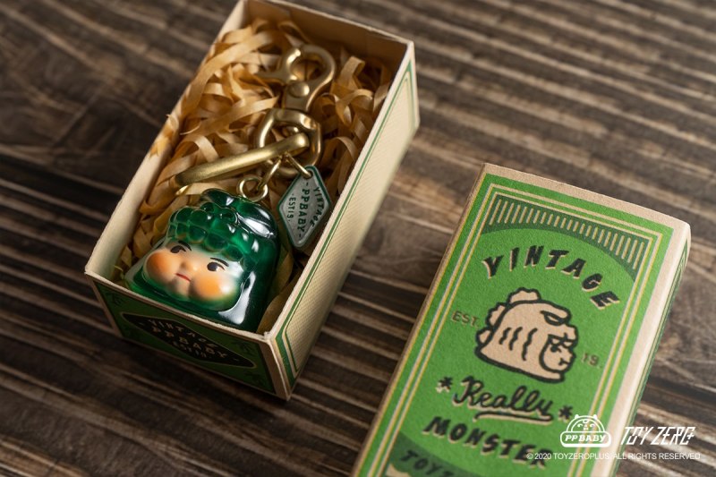 TOYZEROPLUS × AAAZ「PP BABY 復古掛飾(寶石綠版本)」復古火柴盒樣式包裝盒也超讚!