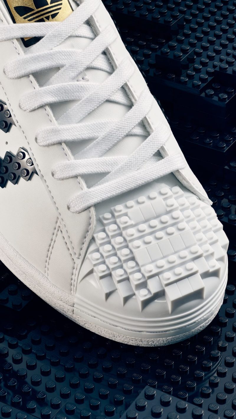 LEGO × adidas Originals 結合樂高元素的「Superstar」球鞋 這雙就真的能穿啦!