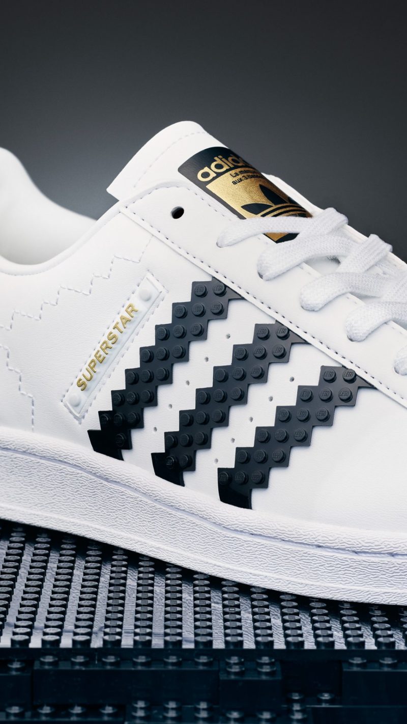 LEGO × adidas Originals 結合樂高元素的「Superstar」球鞋 這雙就真的能穿啦!