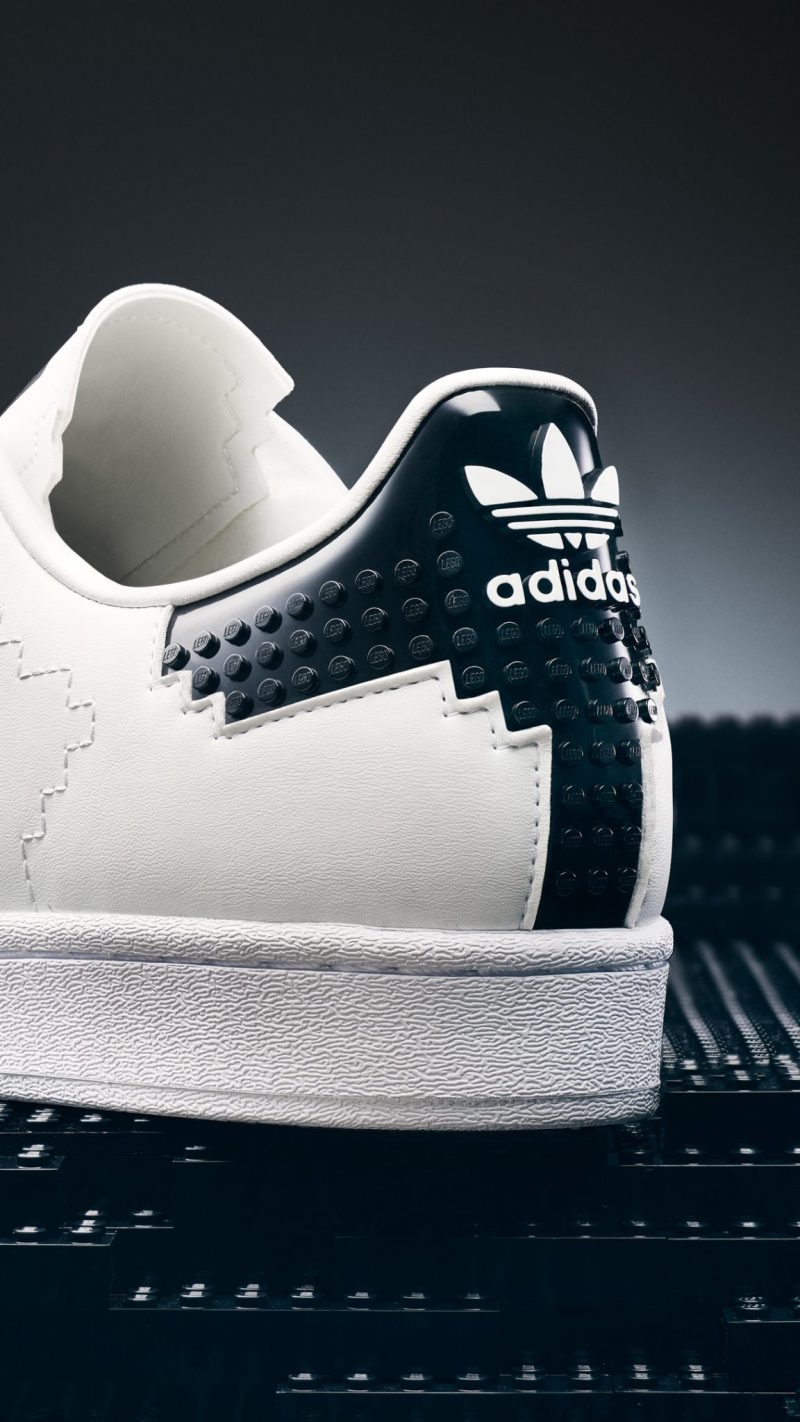 LEGO × adidas Originals 結合樂高元素的「Superstar」球鞋 這雙就真的能穿啦!