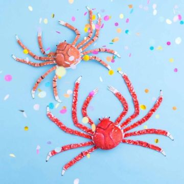 擬真微獵奇「高腳蟹無限脫皮玩偶」　官方推薦「脫下來的皮當隨身包」：紅色就是時尚特效藥