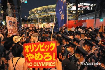 東奧會場聚集抗議民眾要求「奧運停辦」　網友：「《阿基拉》又預言成功了!?」