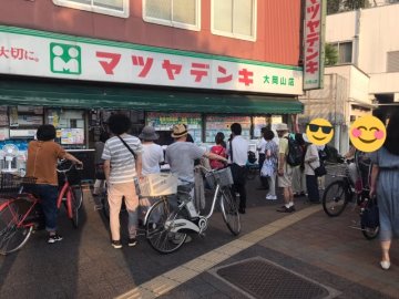 日本街上出現待在電器行前圍觀看奧運的民眾　網友：「彷彿進入了昭和年代」