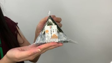 日本7-11熱情分享「正確打開御飯糰包裝」教學影片　幫助面臨「飯糰窘境」的奧運選手