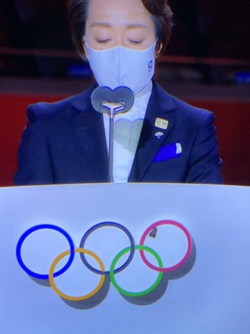 2020東京奧運圓滿閉幕　所以說那個黑黑的一點到底是什麼？