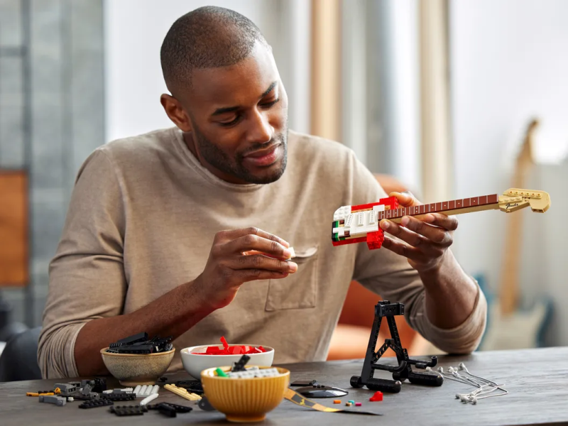 LEGO 21329 Ideas 系列【Fender Stratocaster 電吉他】堆砌出 70 年代的搖滾靈魂!