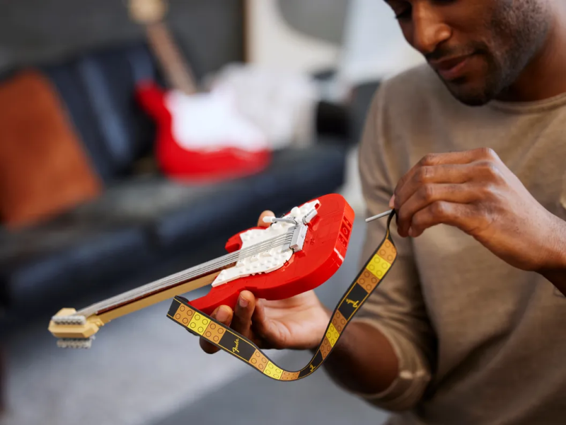LEGO 21329 Ideas 系列【Fender Stratocaster 電吉他】堆砌出 70 年代的搖滾靈魂!