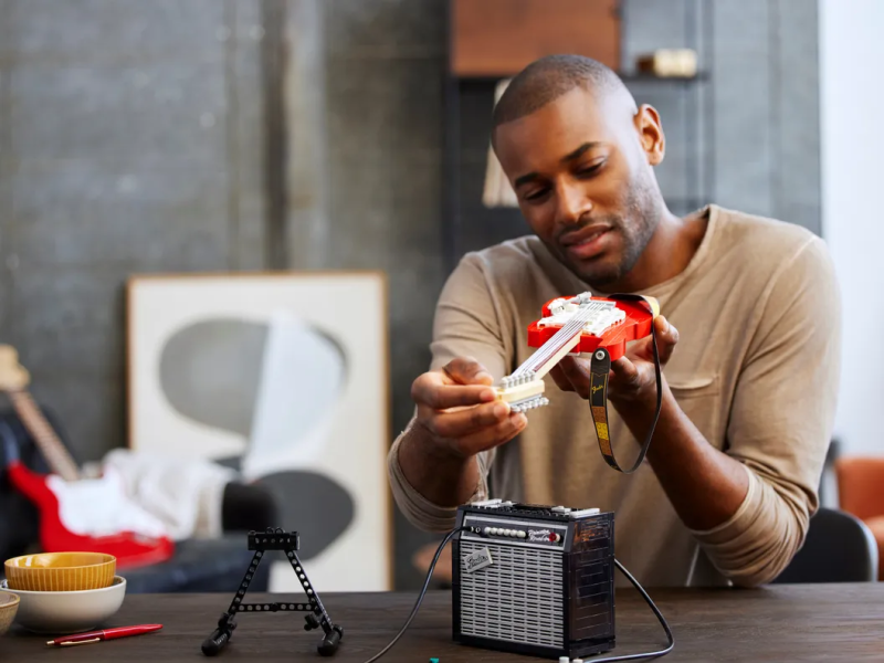 LEGO 21329 Ideas 系列【Fender Stratocaster 電吉他】堆砌出 70 年代的搖滾靈魂!