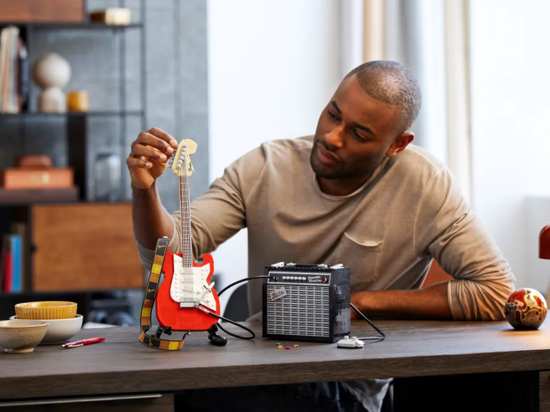 LEGO 21329 Ideas 系列【Fender Stratocaster 電吉他】堆砌出 70 年代的搖滾靈魂!