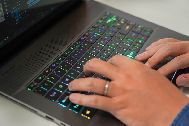 電影派玩具人-部長的夢幻筆記型電腦， MSI Creator Z16