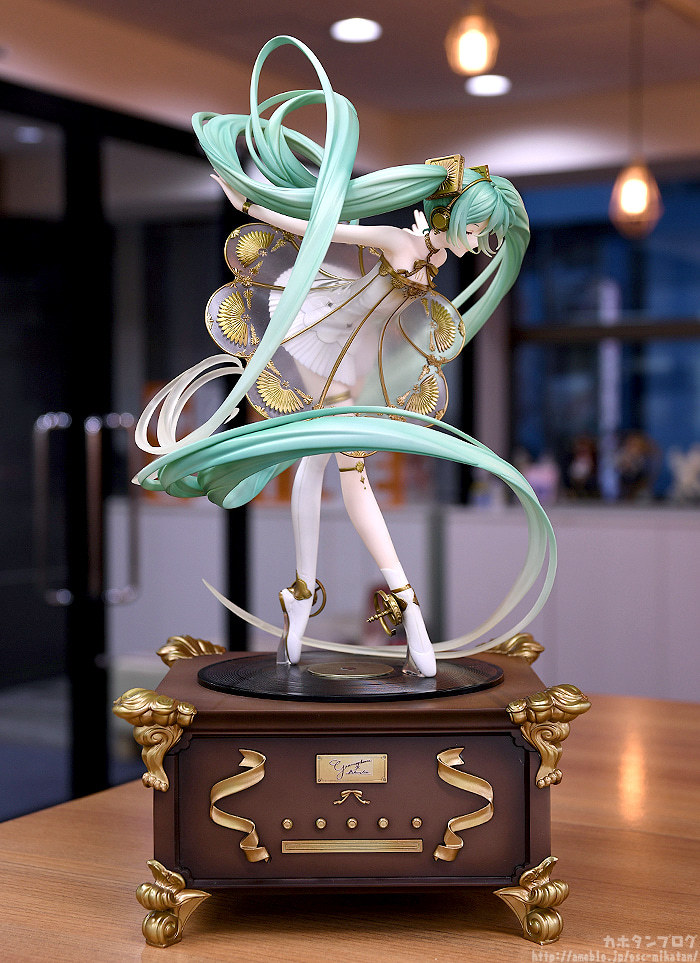 留聲機上舞動的樂之精靈♪ GSC「初音未來交響樂 5th Anniversary Ver.」1/1比例模型