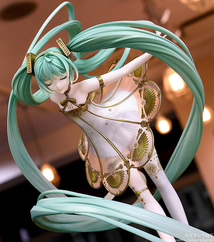 留聲機上舞動的樂之精靈♪ GSC「初音未來交響樂 5th Anniversary Ver.」1/1比例模型