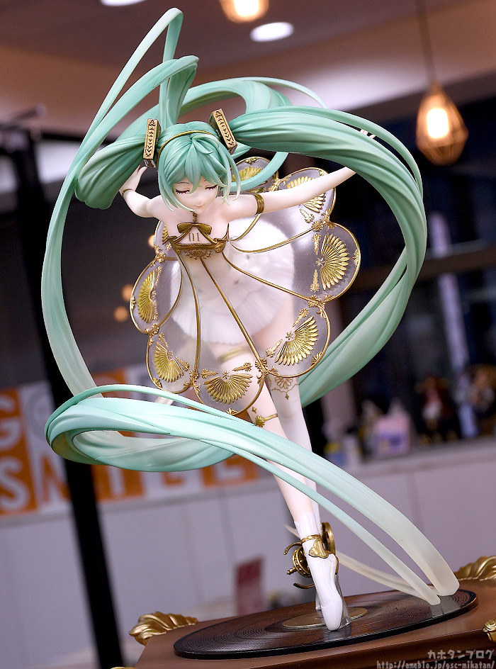 留聲機上舞動的樂之精靈♪ GSC「初音未來交響樂 5th Anniversary Ver.」1/1比例模型