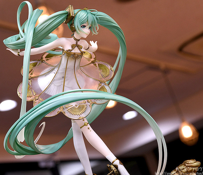 留聲機上舞動的樂之精靈♪ GSC「初音未來交響樂 5th Anniversary Ver.」1/1比例模型