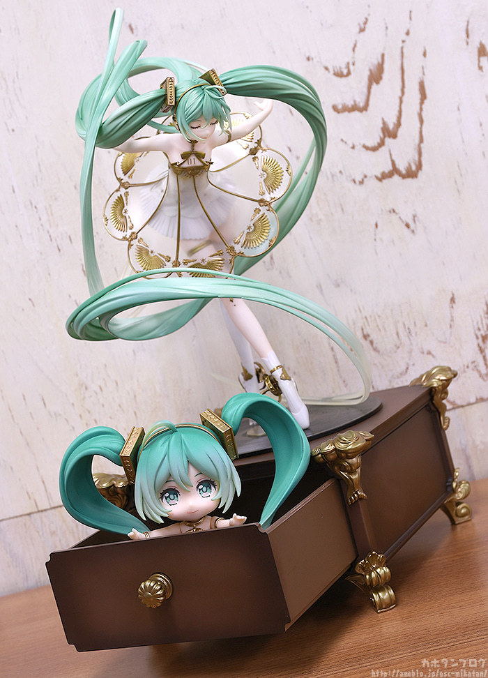 留聲機上舞動的樂之精靈♪ GSC「初音未來交響樂 5th Anniversary Ver.」1/1比例模型