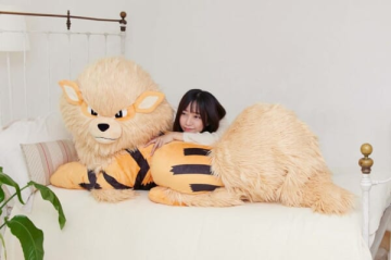 150公分與5公斤的巨大存在！寶可夢中心推出「陪睡風速狗」抱墊娃娃