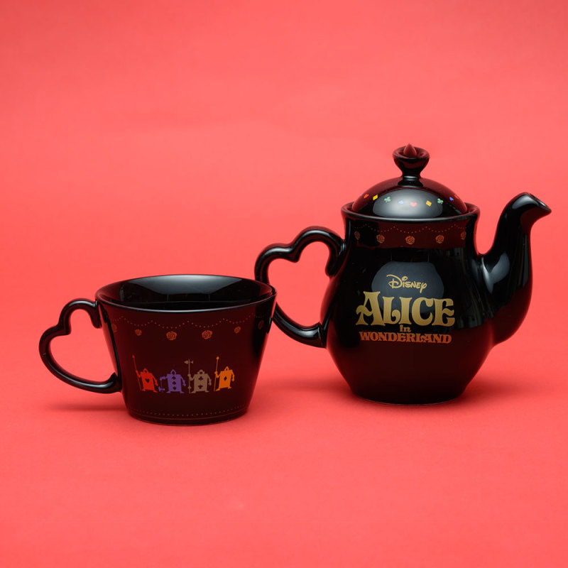 SEGA PRIZE 推出紀念《愛麗絲夢遊仙境》70 週年的「Premium 黑色茶壺＆茶杯套組」（プレミアムブラックティーポット＆カップセット）