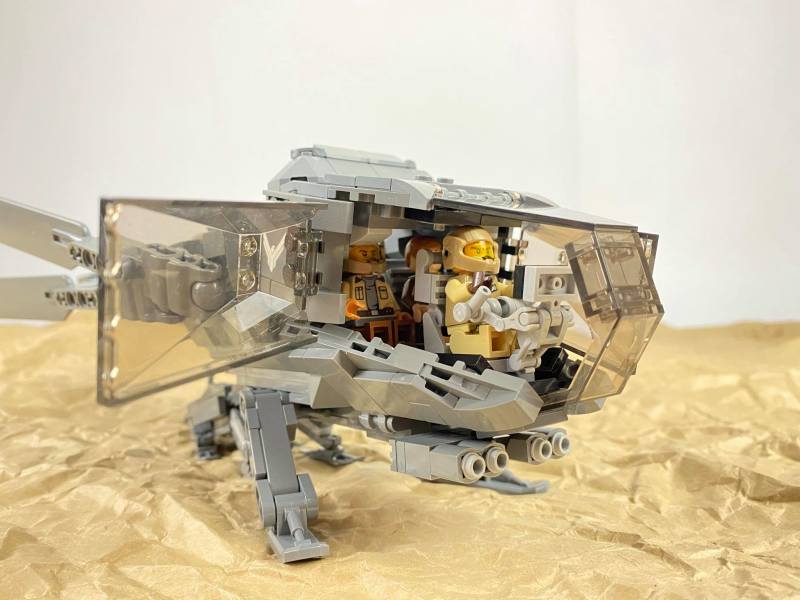 ZiO Creation 樂高 MOC 作品《沙丘》撲翼機（Ornithopter）能再現收起機翼、準備俯衝的造型！