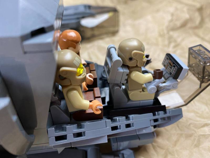 ZiO Creation 樂高 MOC 作品《沙丘》撲翼機（Ornithopter）能再現收起機翼、準備俯衝的造型！