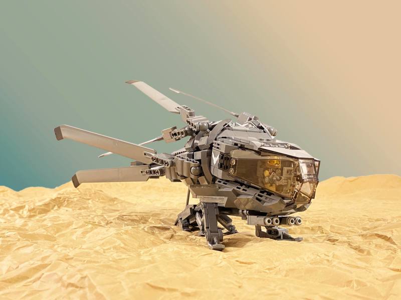 ZiO Creation 樂高 MOC 作品《沙丘》撲翼機（Ornithopter）能再現收起機翼、準備俯衝的造型！