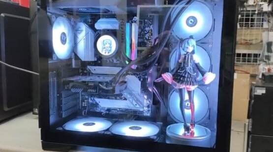 委託製作「初音主題電腦」完成度超高！果然機殼就是要透明才能這麼爽...？！