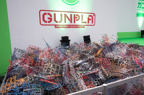 回收再利用更有型！『鋼彈R作戰FINAL』展出3000片回收零件組成的1/1「鋼彈頭」