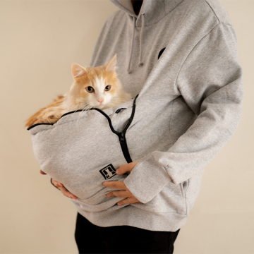 絕對不怕貓主子干擾！日電競品牌Bauhutte推「貓袋連帽衫」　把貓咪放在腹部前的口袋超溫暖～