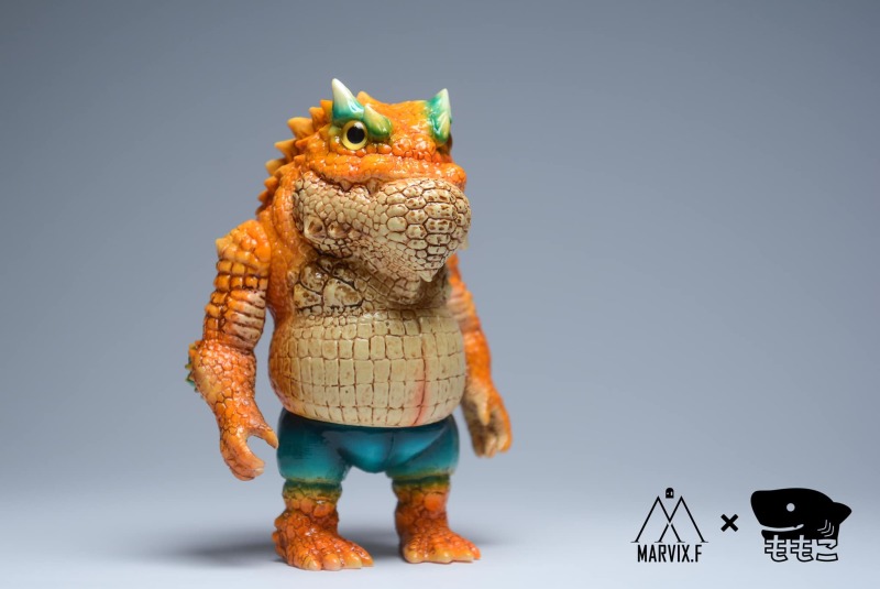 毛毛二 × Marvix.F Model Studio「鱷蛙童-尖尖」軟膠玩具 兼具硬派與可愛的迷人造型！