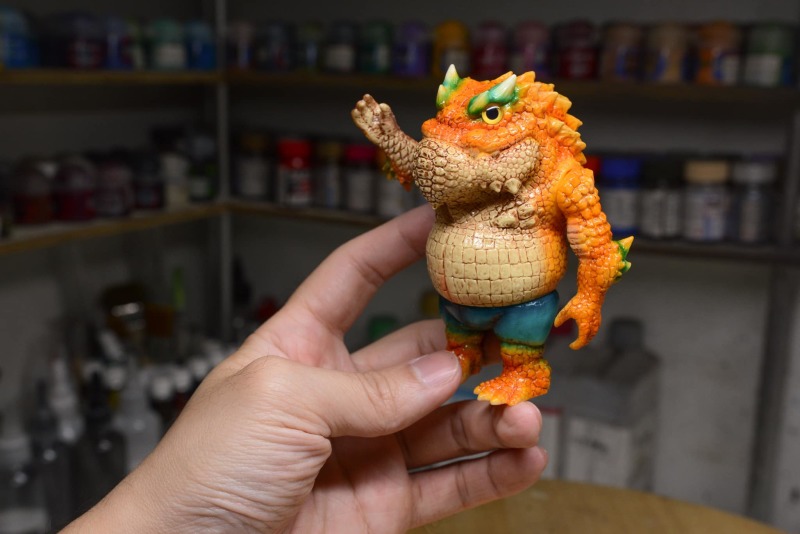 毛毛二 × Marvix.F Model Studio「鱷蛙童-尖尖」軟膠玩具 兼具硬派與可愛的迷人造型!