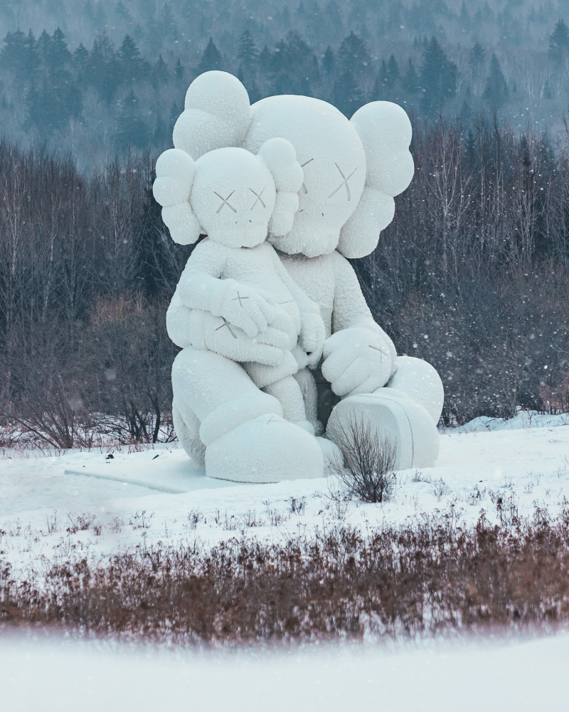 《KAWS:HOLIDAY》登上中國長白山 KAWS 首個COMPANION 巨型雪雕創作
