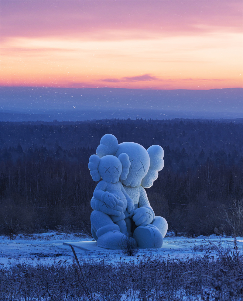 《KAWS:HOLIDAY》登上中國長白山 KAWS 首個COMPANION 巨型雪雕創作