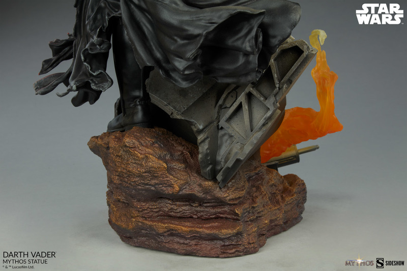 Sideshow《星際大戰》達斯·維達（Darth Vader）- Mythos 全身雕像 挺立於戰火當中的魄力身影！