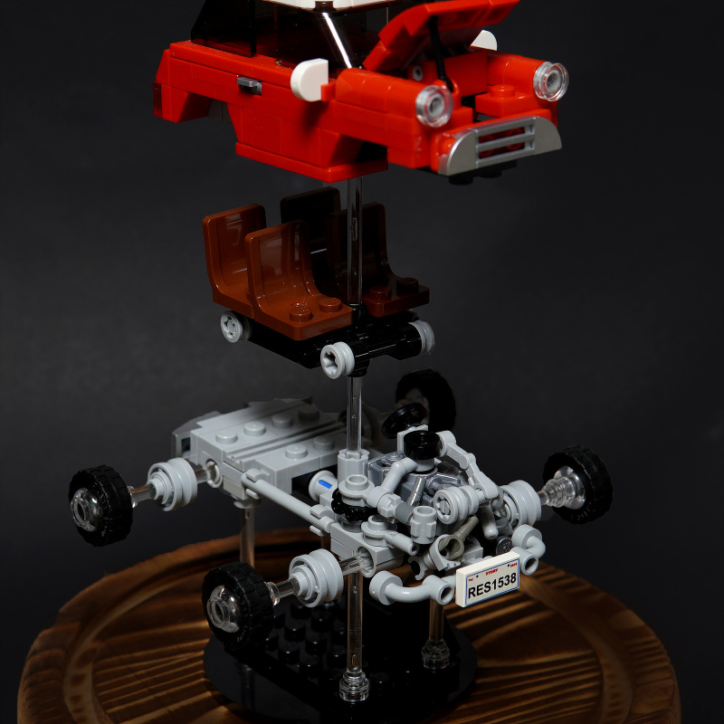 Pixeljunkie 樂高 MOC 作品「奧斯丁迷你（Austin Mini）解構 Ver」套上玻璃罩展示起來根本精品！