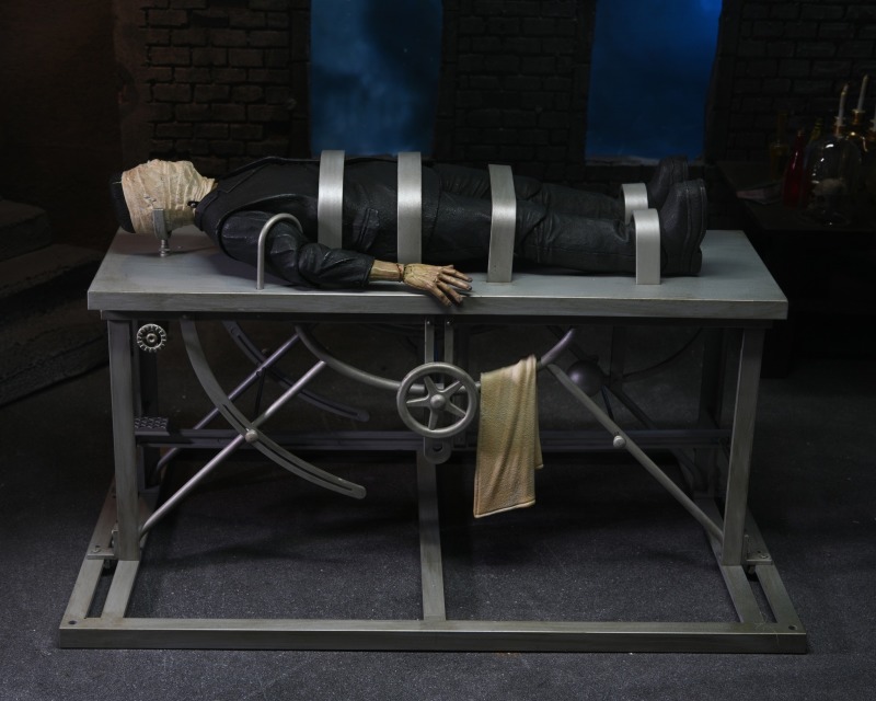 NECA《科學怪人(1931)》科學怪人配件包（Frankenstein Accessory Set）營造出更具恐怖氛圍的情境！
