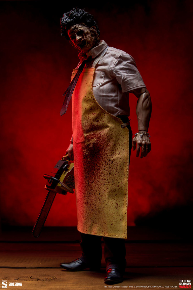 Sideshow《德州電鋸殺人狂》皮臉（Killing Mask）1/6 比例人偶 套上染血圍裙的經典造型！