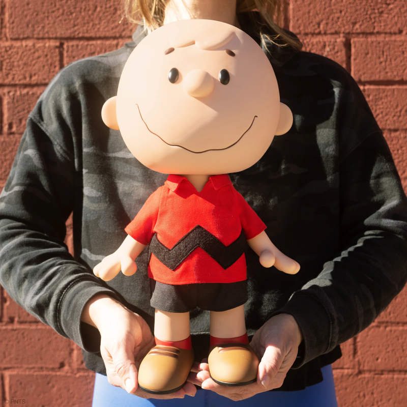 SUPER7 40 公分高的「查理·布朗」搪膠人偶 身穿紅色POLO衫登場！Charlie Brown (Red Shirt)
