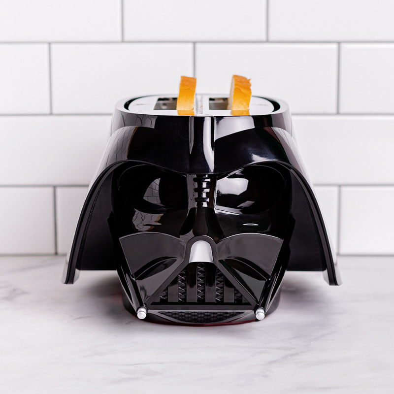 Uncanny Brands《星際大戰》達斯·維達烤吐司機（Darth Vader Halo Toaster）包含經典呼吸聲在內的超硬派音效搭載！