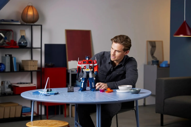 LEGO 10302《變形金剛》柯博文（Optimus Prime）曝光 人車模式完全變形可能！