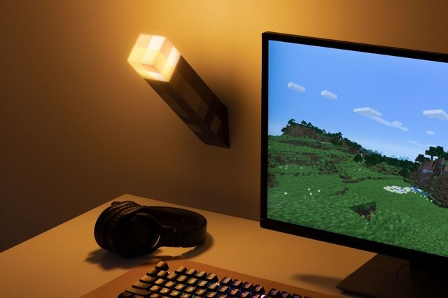 在生活中也可以玩麥塊! 《Minecraft》官方推出火把造型燈