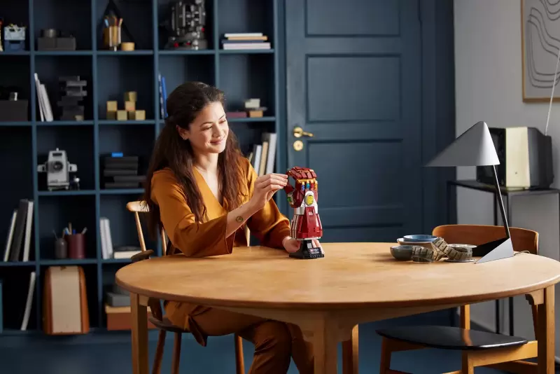 LEGO 76223《無限傳說》奈米手套（Nano Gauntlet）可重現經典的「彈指」造型！