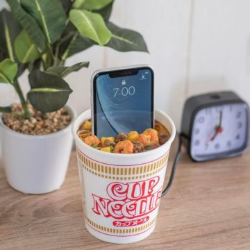 日清又是你！官方推出「手機泡在麵裡」充電器，早上絕對能順利被嚇到清醒？！