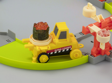 好想要！TAKARA TOMY推出「自動軍艦捲」工程車玩具組，堆高機幫你做壽司也太爽了吧